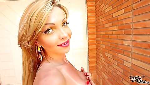 Blonde babe gets fucked by her boyfriend in an outdoor car