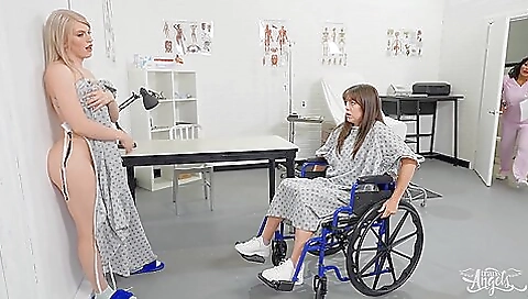 Shemale threesome video with lesbian chicks making love