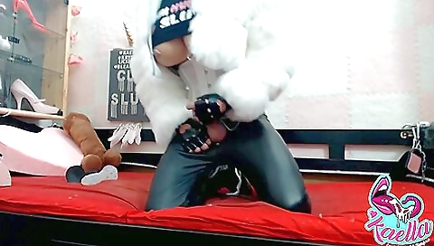 Big booty girl in a tattooed ass is fucking a dildo